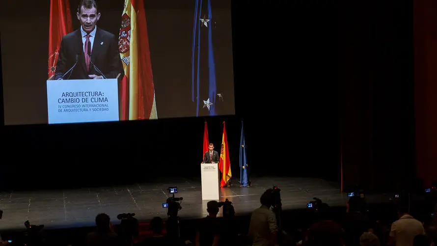 El Rey Felipe VI y Doña Letizia inauguran el IV Congreso Internacional de Arquitectura que se celebra en Baluarte acompañados por la presidenta de Navarra, Uxue Barkos y otra (27)