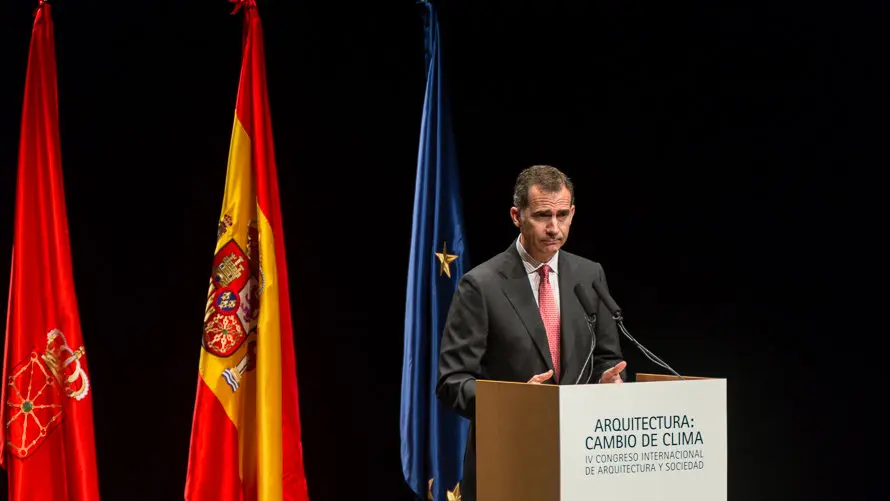 El Rey Felipe VI y Doña Letizia inauguran el IV Congreso Internacional de Arquitectura que se celebra en Baluarte acompañados por la presidenta de Navarra, Uxue Barkos y otra (38)