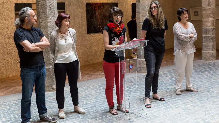 La concejala Maider Beloki presenta la exposición fotográfica sanferminera -Versus- de los fotógrafos navarros Maite Hernández Mateo, Clemente Bernad, Daniel Ochoa de Olza y Cristina Nuñez Baquedano (1). IÑIGO ALZU