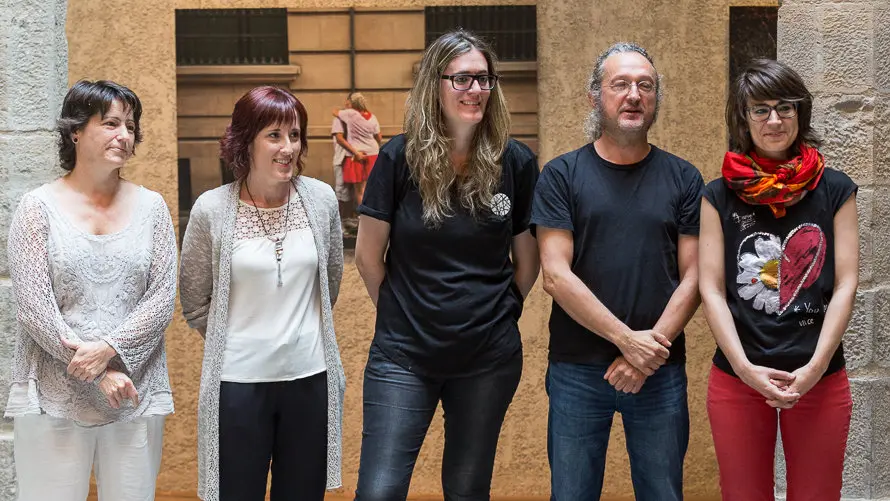 La concejala Maider Beloki presenta la exposición fotográfica sanferminera -Versus- de los fotógrafos navarros Maite Hernández Mateo, Clemente Bernad, Daniel Ochoa de Olza y Cristina Nuñez Baquedano (2). IÑIGO ALZU