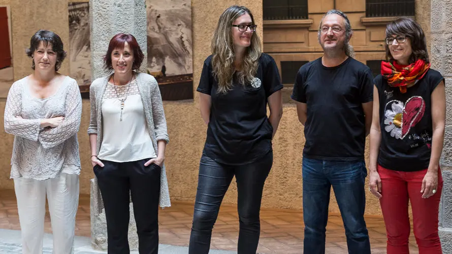 La concejala Maider Beloki presenta la exposición fotográfica sanferminera -Versus- de los fotógrafos navarros Maite Hernández Mateo, Clemente Bernad, Daniel Ochoa de Olza y Cristina Nuñez Baquedano (3). IÑIGO ALZU