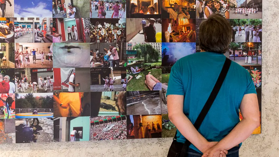 La concejala Maider Beloki presenta la exposición fotográfica sanferminera -Versus- de los fotógrafos navarros Maite Hernández Mateo, Clemente Bernad, Daniel Ochoa de Olza y Cristina Nuñez Baquedano (5). IÑIGO ALZU