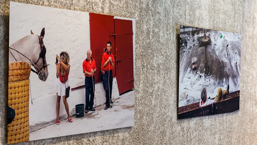 La concejala Maider Beloki presenta la exposición fotográfica sanferminera -Versus- de los fotógrafos navarros Maite Hernández Mateo, Clemente Bernad, Daniel Ochoa de Olza y Cristina Nuñez Baquedano (6). IÑIGO ALZU