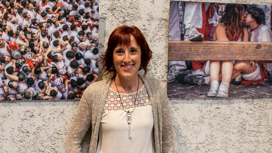 La concejala Maider Beloki presenta la exposición fotográfica sanferminera -Versus- de los fotógrafos navarros Maite Hernández Mateo, Clemente Bernad, Daniel Ochoa de Olza y Cristina Nuñez Baquedano (7). IÑIGO ALZU