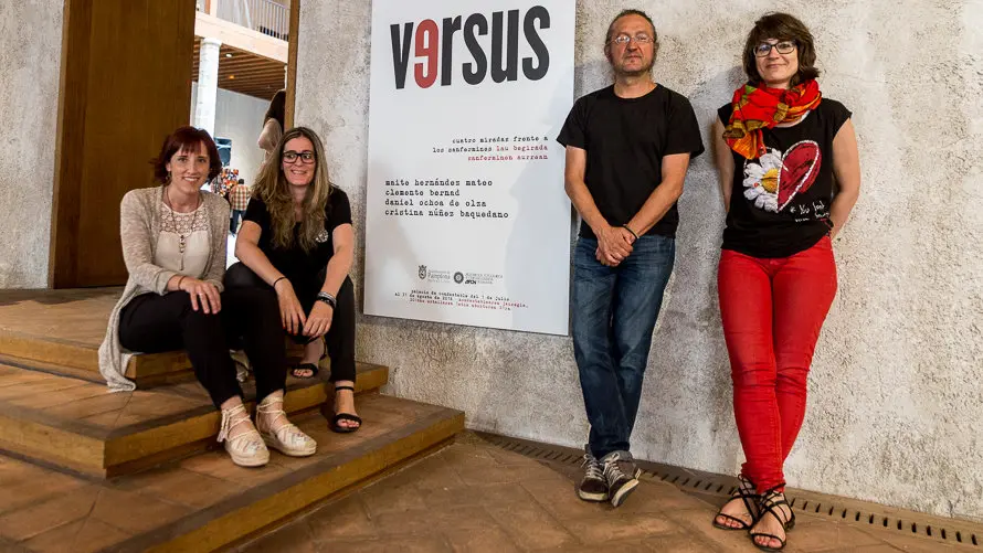 La concejala Maider Beloki presenta la exposición fotográfica sanferminera -Versus- de los fotógrafos navarros Maite Hernández Mateo, Clemente Bernad, Daniel Ochoa de Olza y Cristina Nuñez Baquedano (11). IÑIGO ALZ
