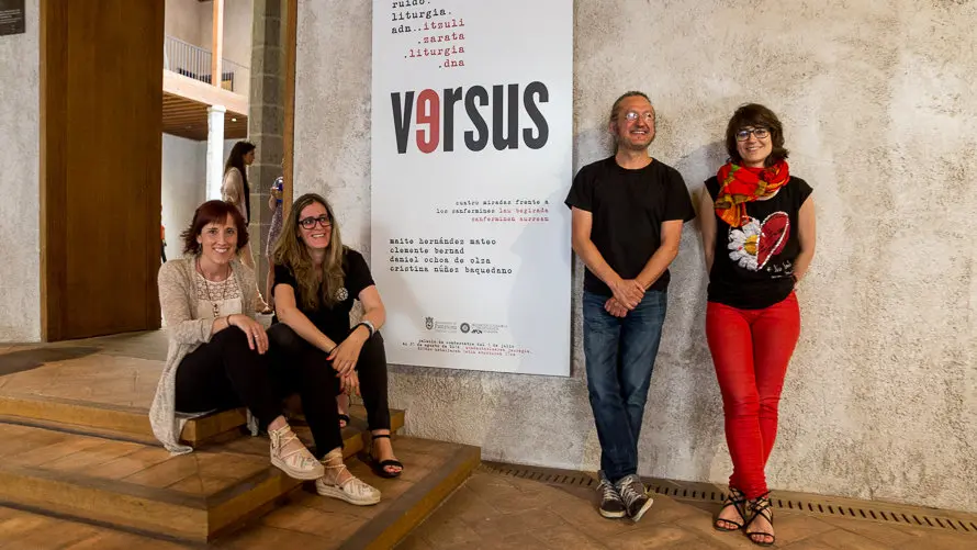 La concejala Maider Beloki presenta la exposición fotográfica sanferminera -Versus- de los fotógrafos navarros Maite Hernández Mateo, Clemente Bernad, Daniel Ochoa de Olza y Cristina Nuñez Baquedano (12). IÑIGO ALZ