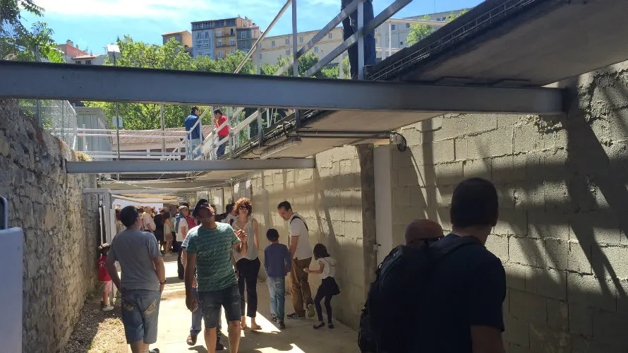 Cientos de personas han acudido a los corrales del Gas de Pamplona para ver los toros de San Fermín.