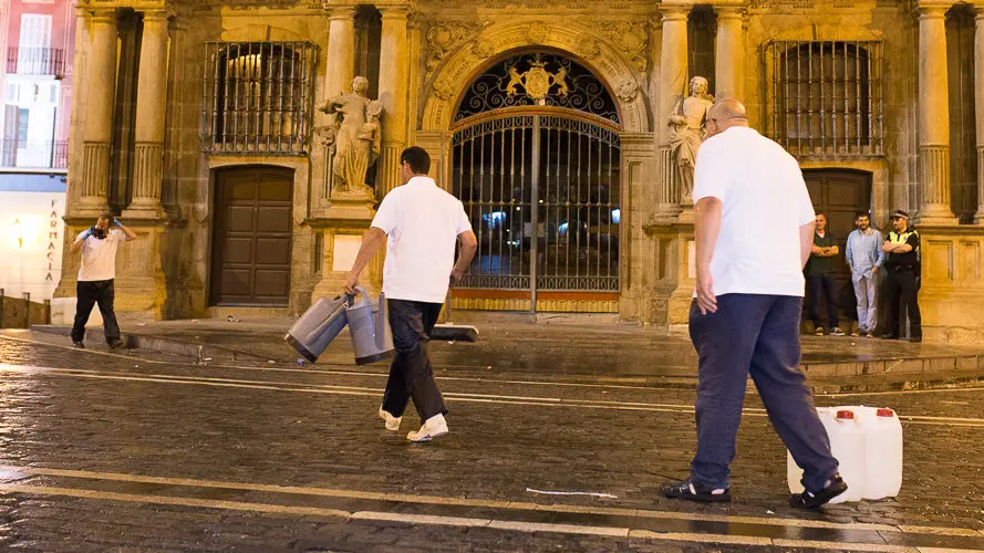 Operarios echan antideslizante desde Santo Domingo hasta la curva de Mercaderes. PABLO LASAOSA 01