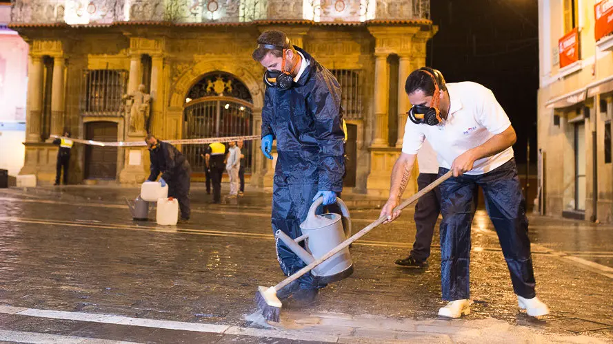 Operarios echan antideslizante desde Santo Domingo hasta la curva de Mercaderes. PABLO LASAOSA 02