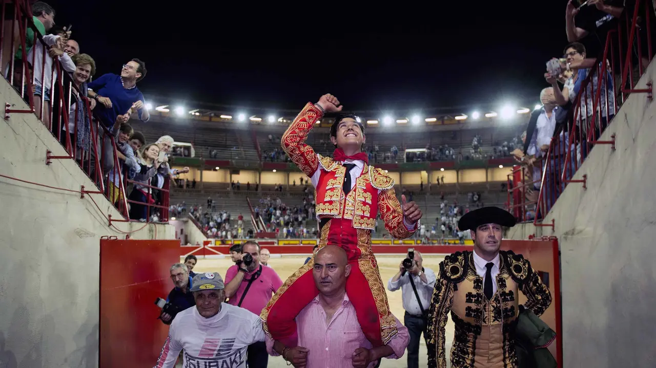 GRA394. PAMPLONA, 05/07/2016.- El novillero mexicano de Aguascalientes, Luis David Adame, sale a hombros de la plaza de toros de Pamplona tras cortar dos orejas a su segundo durante la novillada picada que se ha celebrado en la capital navarra, como pre&aacute;mbulo de los Sanfermines que comienzan ma&ntilde;ana con el lanzamiento del tradicional chupinazo a las doce del mediod&iacute;a. EFE/Villar L&oacute;pez