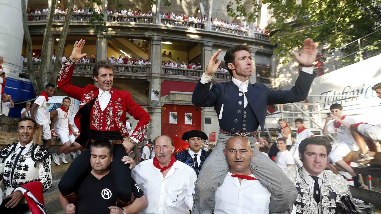 El rejoneador Pablo Hermoso de Mendoza (i) y Leonardo Hern&aacute;ndez (d), salen por la puerta grande tras cortar cuatro y dos orejas, respectivamente, durante la corrida de rejones de San Ferm&iacute;n, hoy en el coso taurino de Pamplona, donde han compartido cartel con Roberto Armend&aacute;riz ante toros de la ganader&iacute;a salmantina de El Capea. EFE/Javier Liz&oacute;n