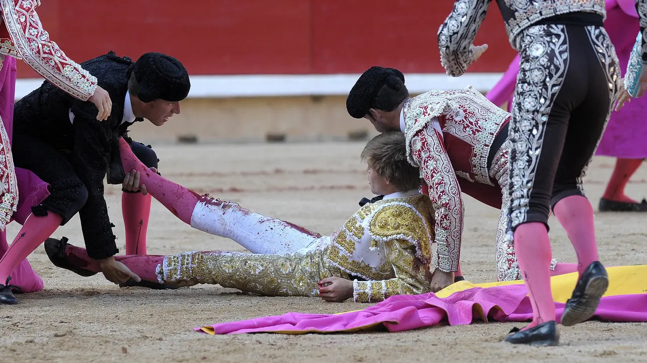 GRA415. PAMPLONA, 08/07/2016.- El torero sevillano Javier Jim&eacute;nez tras ser volteado durante la lidia a su primer toro de la tarde, en la cuarta de abono de la Feria del Toro de San Ferm&iacute;n hoy en la Plaza de Toros de Pamplona, en la que ha compartido cartel con Pepe Moral y Eugenio de Mora. EFE/Villar L&oacute;pez