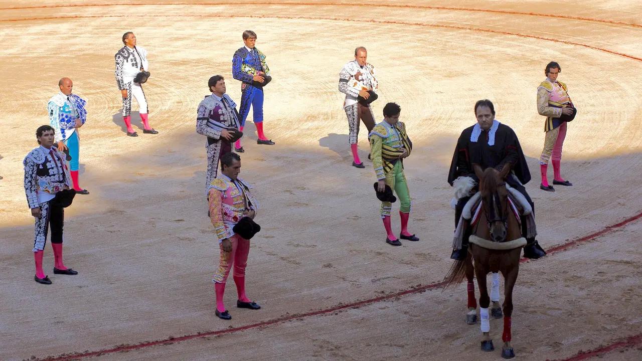 Minuto de silencio por V&iacute;ctor Barrio durante el pase&iacute;llo en la cuarta corrida de la Feria del Toro en Pamplona I&Ntilde;IGO ALZUGARAY