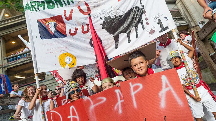 La fiesta durante la salida de las peñas de la plaza de toros de Pamplona en Sanfermines DANIEL FERNÁNDEZ (2)