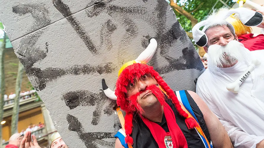 La fiesta durante la salida de las peñas de la plaza de toros de Pamplona en Sanfermines DANIEL FERNÁNDEZ (3)