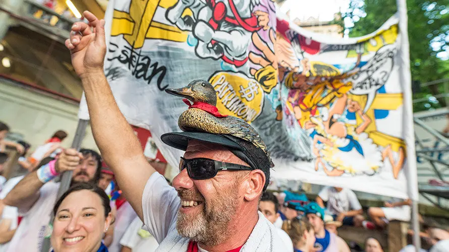 La fiesta durante la salida de las peñas de la plaza de toros de Pamplona en Sanfermines DANIEL FERNÁNDEZ (15)