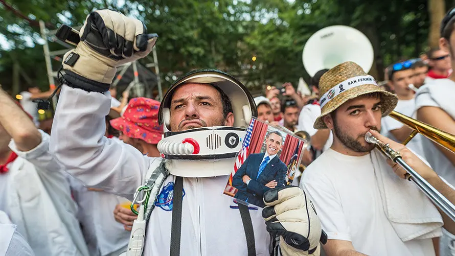 La fiesta durante la salida de las peñas de la plaza de toros de Pamplona en Sanfermines DANIEL FERNÁNDEZ (18)