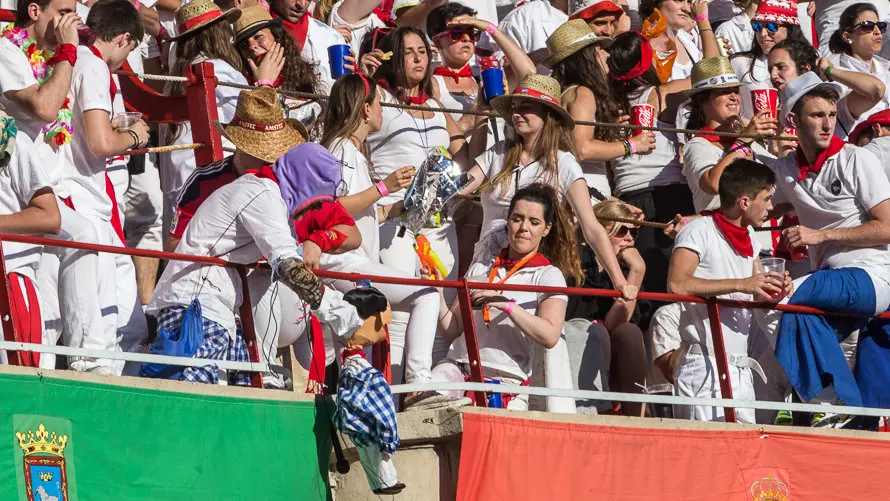 Los tendidos de la plaza durante la corrida de la Feria de San Fermín con toros de Victoriano del Río Cortés (8). IÑIGO ALZUGARAY