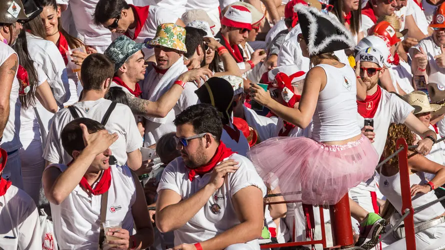 Los tendidos de la plaza durante la corrida de la Feria de San Fermín con toros de Victoriano del Río Cortés (9). IÑIGO ALZUGARAY