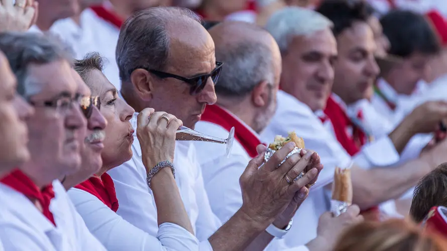 Los tendidos de la plaza durante la corrida de la Feria de San Fermín con toros de Victoriano del Río Cortés (13). IÑIGO ALZUGARAY