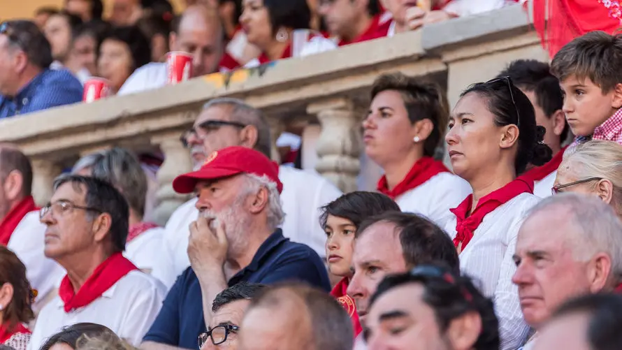 Los tendidos de la plaza durante la corrida de la Feria de San Fermín con toros de Victoriano del Río Cortés (14). IÑIGO ALZUGARAY