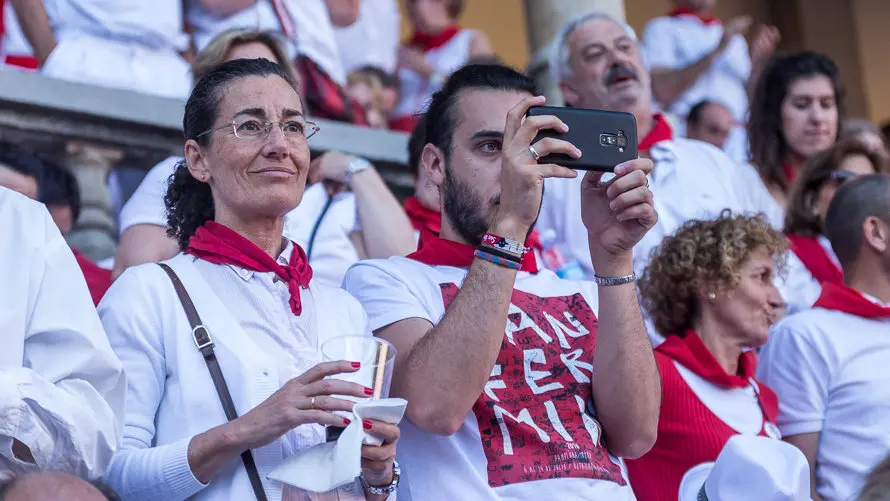 Los tendidos de la plaza durante la corrida de la Feria de San Fermín con toros de Victoriano del Río Cortés (15). IÑIGO ALZUGARAY