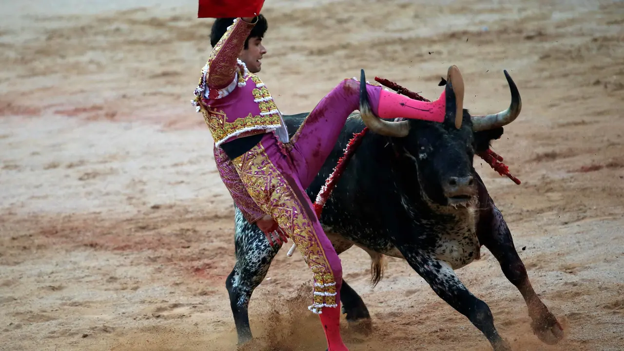 Cogida de Alberto Lopez Simon en la corrida de Victoriano del R&iacute;o en Sanfermines de 2016 REUTERS/Susana Vera
