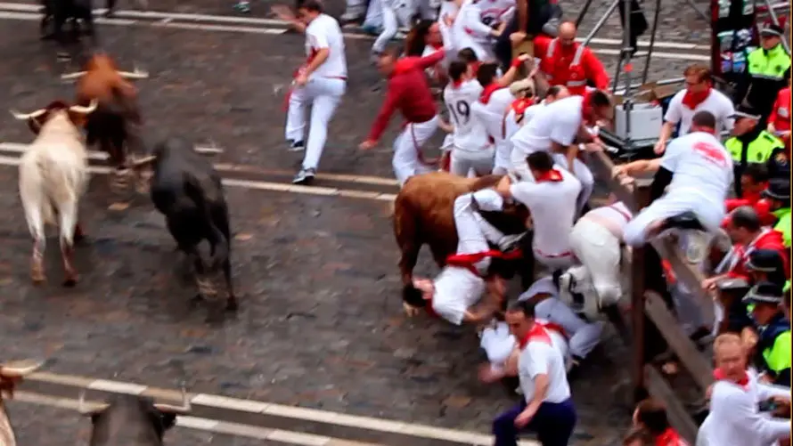 Momento en el que Ilustrado embiste a los mozos del flanco derecho del recorrido.
