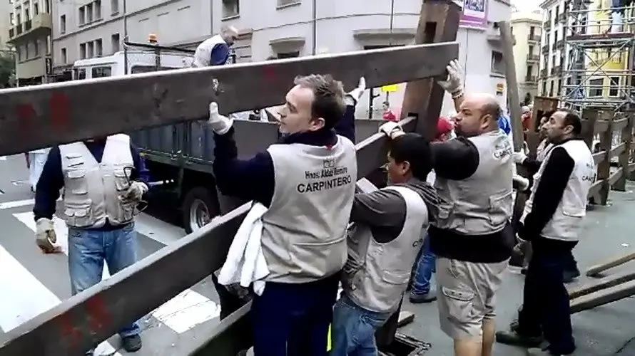 Operarios desmontan el vallado del encierro