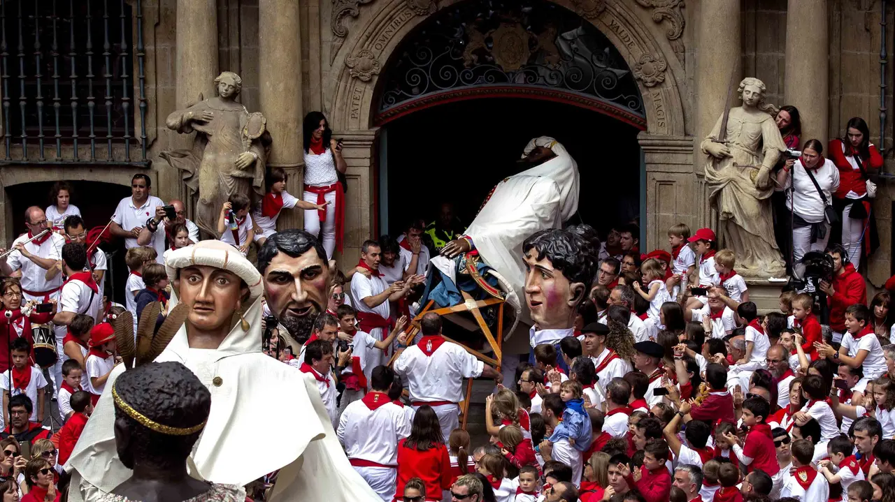 La Comparsa de Gigantes y Cabezudos de Pamplona se ha despedido hoy tras su última salida de los Sanfermines 2016 en un acto que ha reunido en la Plaza Consistorial de la capital navarra a miles de niños y mayores para ver bailar por última estas fiestas a estas figuras de cartón tan queridas por todos los pamploneses y foráneos. EFE/Villar López