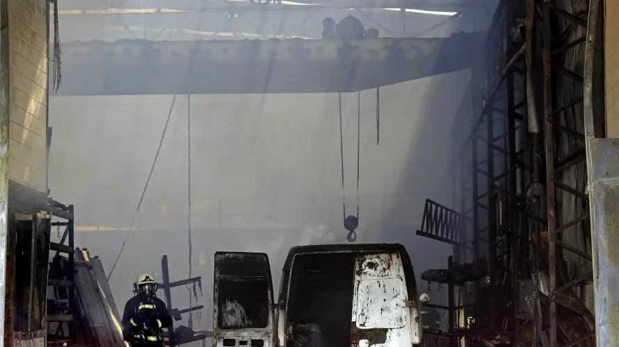 Un bombero en la extinción del incendio que ha sufrido la empresa Antonio Oneca de Orkoien. EFE. VILLAR LÓPEZ.