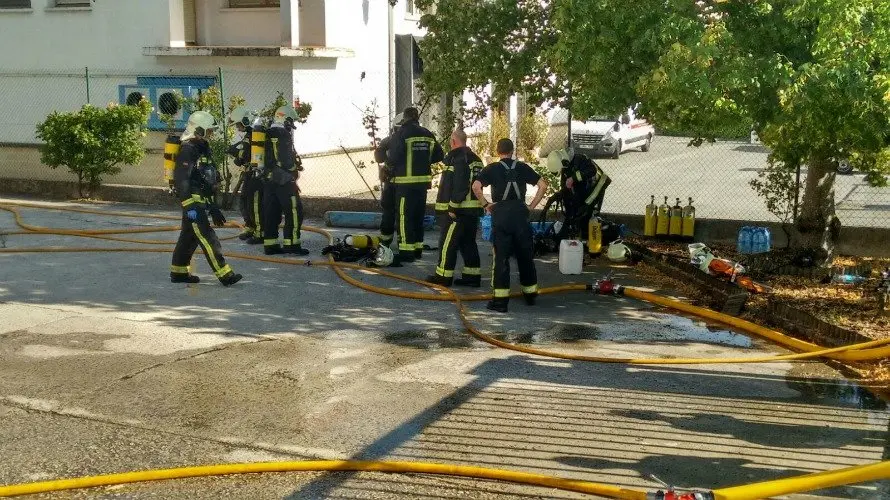 Un equipo de bomberos trabajan en la extinción del incendio que ha quemado la empresa Antonio Oneca de Orkoien.