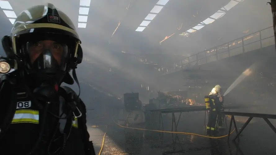 Bomberos trabajando en el interior de la empresa incendida en Orkoien.