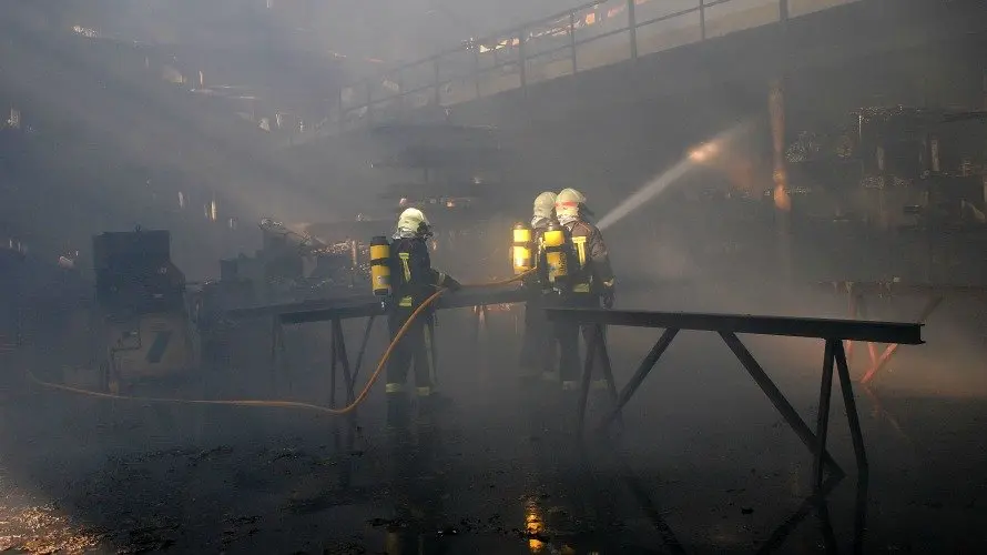 La empresa Antonio Oneca de Orkoien ha sufrido importantes daños materiales en el incendio.