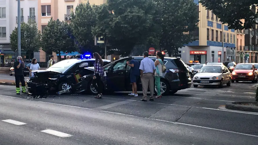 Choque entre un turismo y un coche de la Policía Nacional en a avenida Baja Navarra de Pamplona (1)