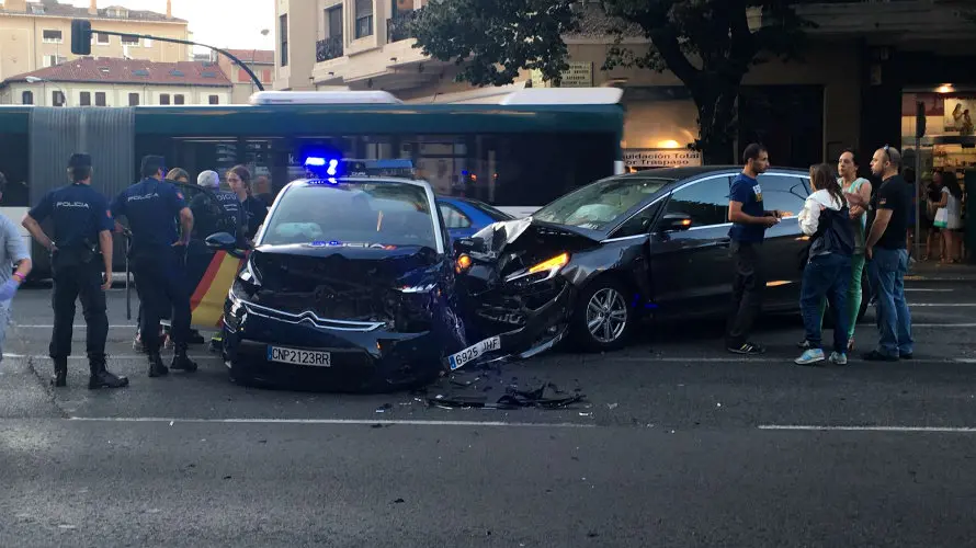 Choque entre un turismo y un coche de la Policía Nacional en a avenida Baja Navarra de Pamplona (4)
