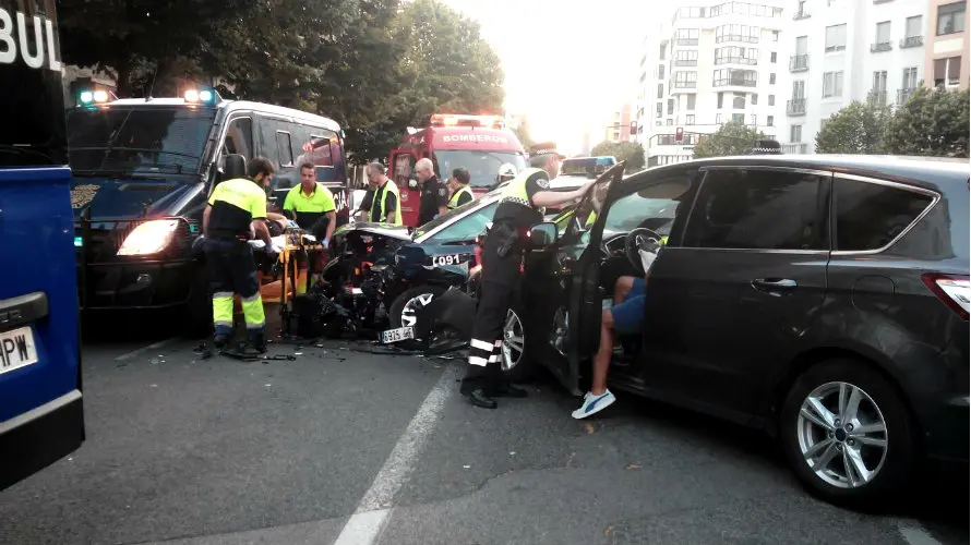 Choque entre un turismo y un coche de la Policía Nacional en a avenida Baja Navarra de Pamplona (2)