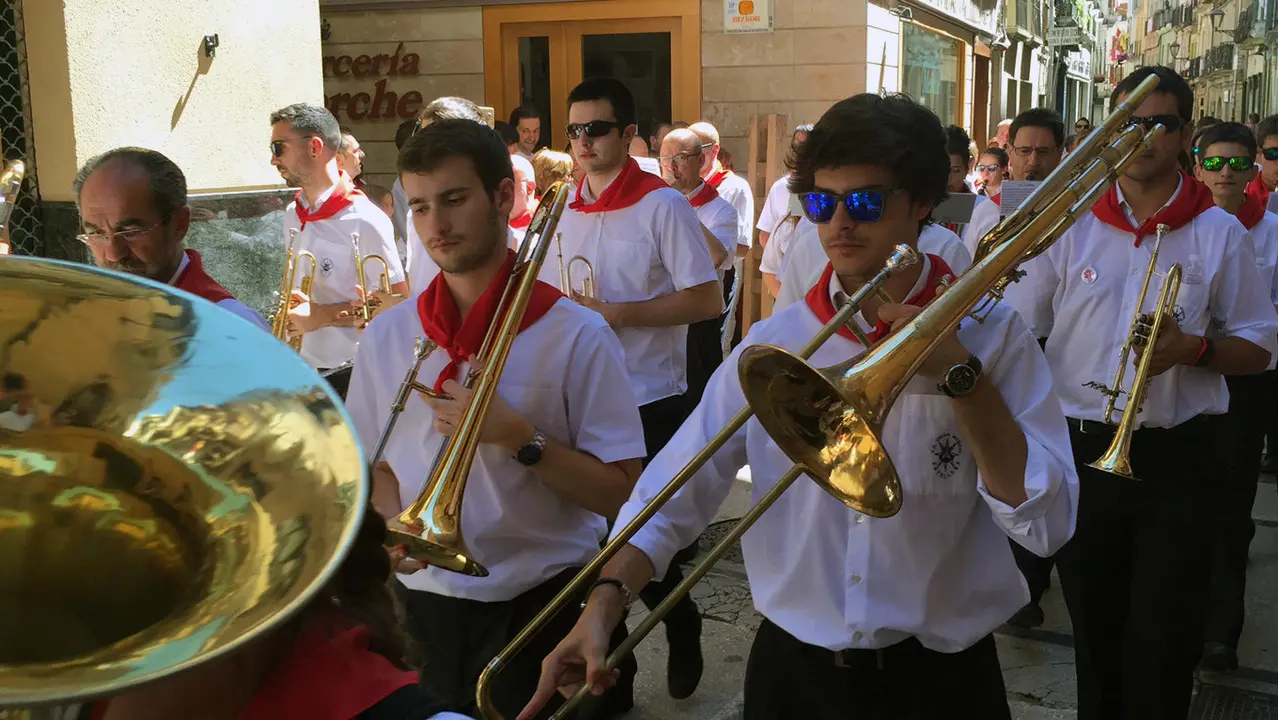 Alegría y devoción festiva en la procesión celebrada en Estella (8)