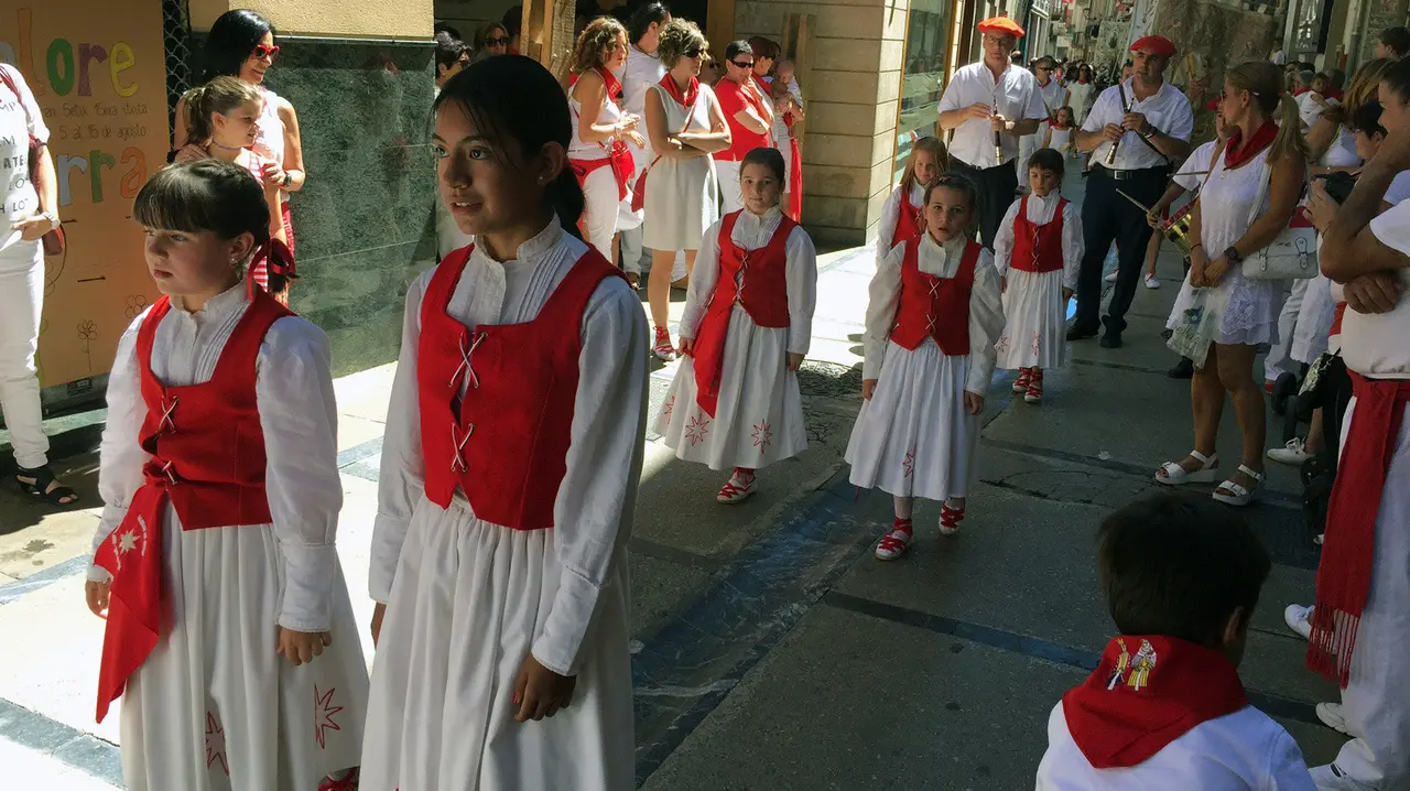 Alegría y devoción festiva en la procesión celebrada en Estella (16)
