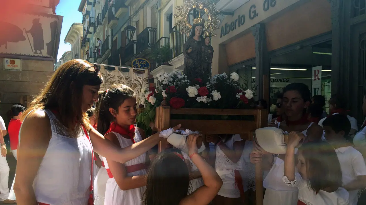 Alegría y devoción festiva en la procesión celebrada en Estella (24)