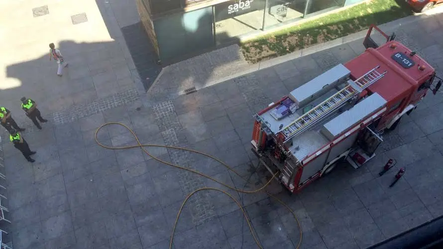 El incendio se ha iniciado en la cocina del restaurante Leitzaran de la Plaza del Castillo de Pamplona (2)