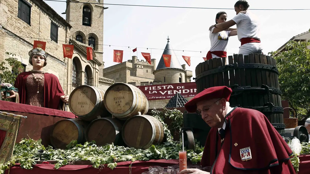 El enólogo Javier Ochoa analiza el mosto con el que ha dado el pistoletazo de salida a la época de la vendimia, la que culmina todo un año del proceso del cultivo de la uva, que ahora deberá ser tratada en las bodegas para su conversión en vino del año, crianza o reserva, entre otras posibilidades. La localidad navarra de Olite acoge hoy la XXVI Fiesta de la Vendimia, marcada por un descenso de la producción y la ausencia de precipitaciones durante el verano, que hace que el estado sanitario de la uva sea "excepcional". EFE/Jesús Diges