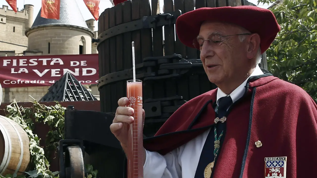 GRA154. OLITE (NAVARRA), 04/09/2016.- El enólogo Javier Ochoa analiza el mosto con el que ha dado el pistoletazo de salida a la época de la vendimia, la que culmina todo un año del proceso del cultivo de la uva, que ahora deberá ser tratada en las bodegas para su conversión en vino del año, crianza o reserva, entre otras posibilidades. La localidad navarra de Olite acoge hoy la XXVI Fiesta de la Vendimia, marcada por un descenso de la producción y la ausencia de precipitaciones durante el verano, que hace que el estado sanitario de la uva sea "excepcional". EFE/Jesús Diges
