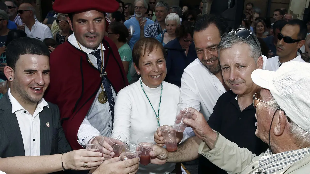 GRA164. OLITE (NAVARRA), 04/09/2016.- La presidenta del Gobierno de Navarra Uxue Barkos (c), junto al alcalde de Olite Andoni Lacarra (i), el presidente de la Cofradia del Vino, David Palacios (2i) y el el filólogo historicista Ricardo Cierbidese (d) que ha procedido a la lectura del pregón en el inicio en la XXVI Fiesta de la Vendimia, brindan con el mosto tras la pisada tradicional de la uva con el que se ha dado el pistoletazo de salida a una cosecha marcada por un descenso de la producción y la ausencia de precipitaciones durante el verano, que hace que el estado sanitario de la uva sea "excepcional". EFE/Jesús Diges