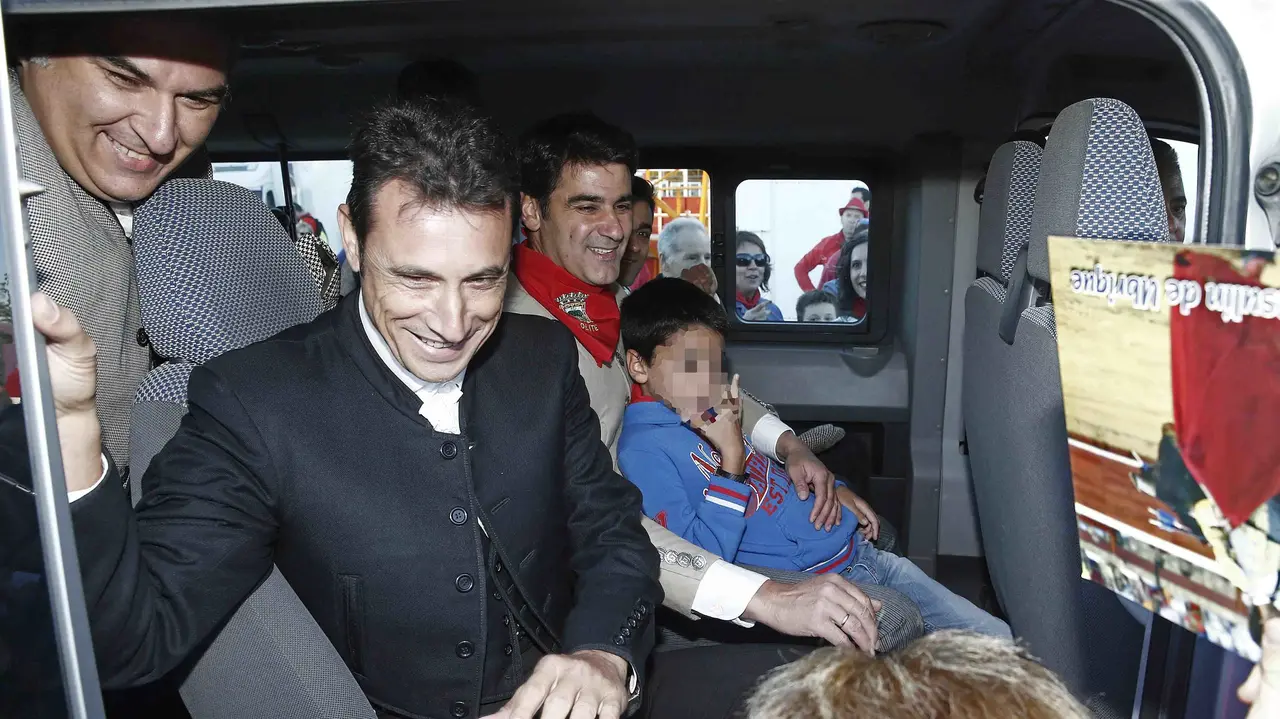 El diestro Jesulin de Ubrique firma autógrafos desde el interior de una furgoneta, al termino del festejo taurino que se ha celebrado en la localidad navarra de Olite y donde ha compartido feria con el rejoneador Roberto Armendariz. EFE/Jesús Diges