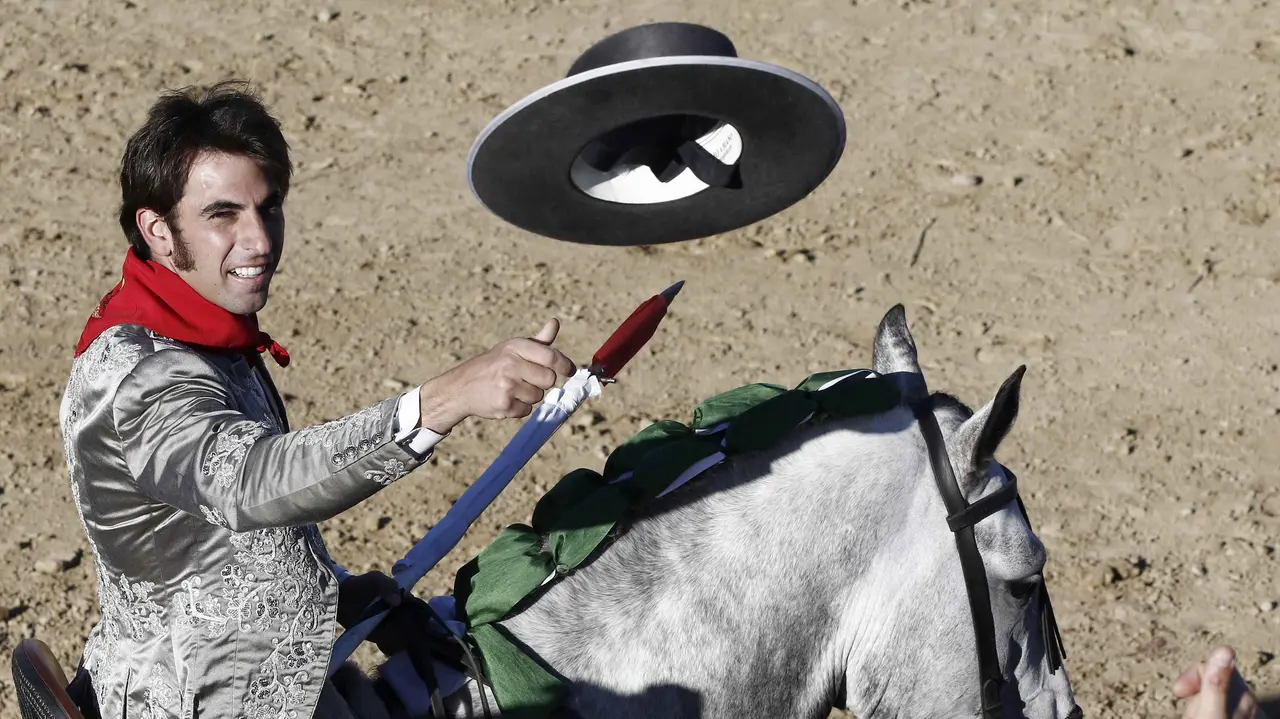 El rejoneador Roberto Armendariz, brinda al público uno de sus toros durante el festejo taurino que se ha celebrado en la localidad navarra de Olite y donde ha compartido feria con Jesulin de Ubrique. EFE/Jesús Diges