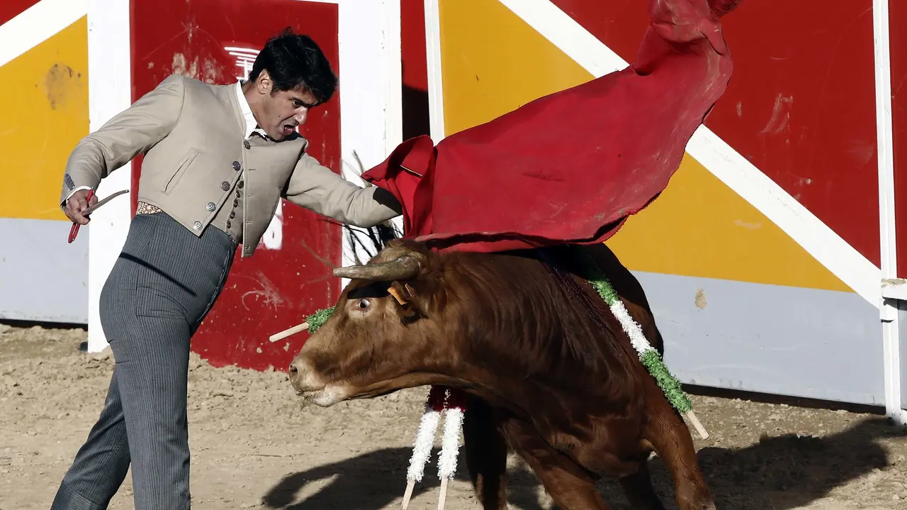 El diestro Jesulin de Ubrique, durante el festejo taurino que se ha celebrado en la localidad navarra de Olite y donde ha compartido feria con el rejoneador Roberto Armendariz. EFE/Jesús Diges