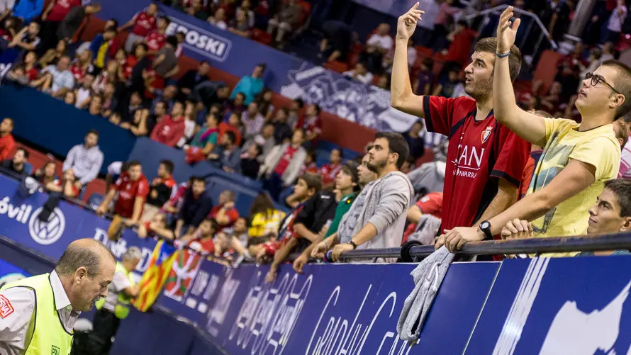 Imágenes de la afición en la grada del estadio de El Sadar durante el partido entre Osasuna y Espanyol (1). IÑIGO ALZUGARAY