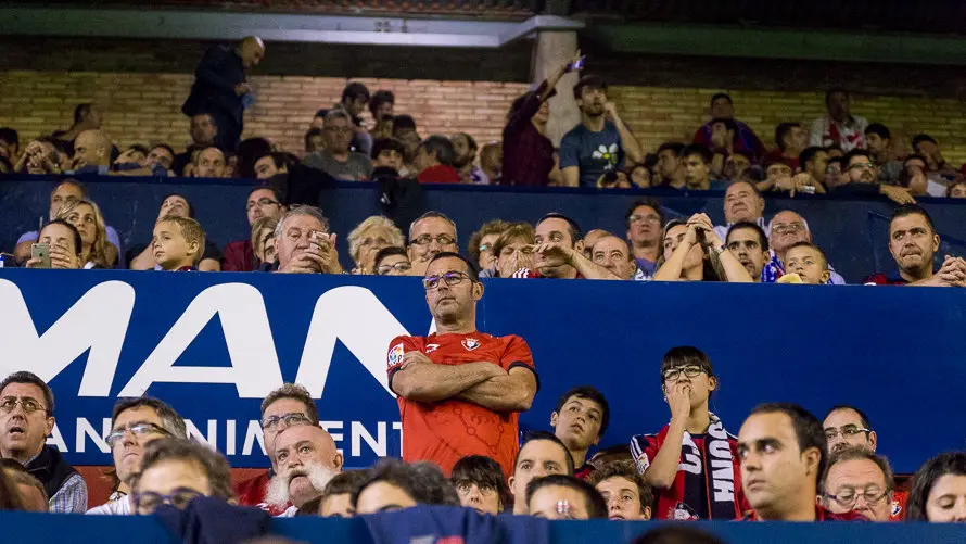 Imágenes de la afición en la grada del estadio de El Sadar durante el partido entre Osasuna y Espanyol (3). IÑIGO ALZUGARAY