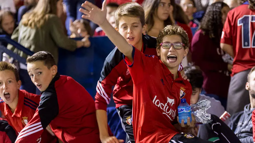 Imágenes de la afición en la grada del estadio de El Sadar durante el partido entre Osasuna y Espanyol (6). IÑIGO ALZUGARAY